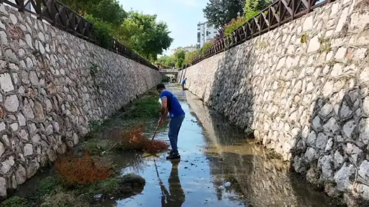 Antalya Konyaaltı’nda kapsamlı kanal temizliği