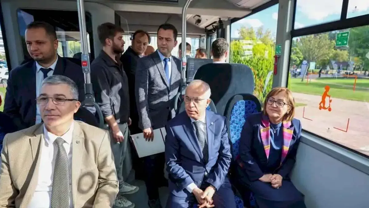 Türkiye’nin ilk 18 metrelik elektrikli otobüsü Gaziantep’te tanıtıldı