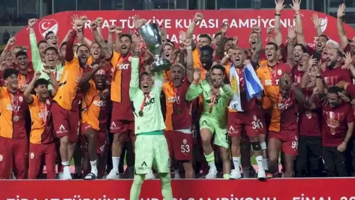 Galatasaray, kupayı coşkuyla kaldırdı!