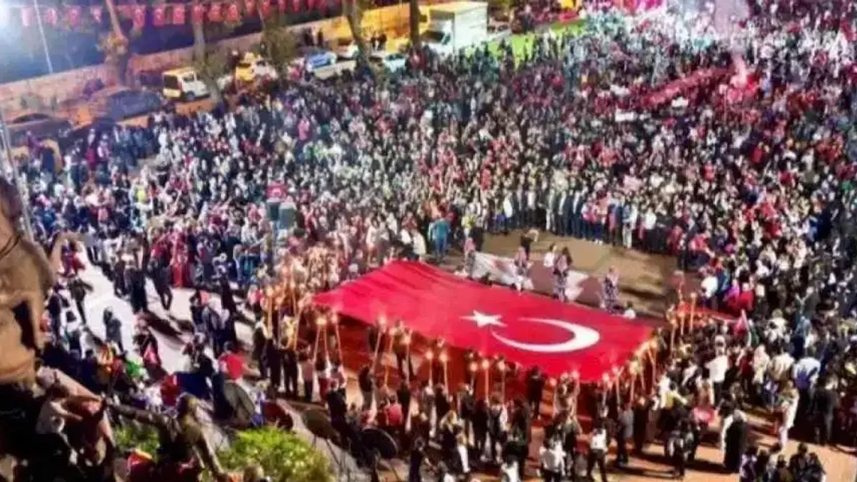 Bursa İnegöl'de coşku caddelere sığmadı
