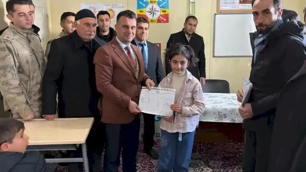 Erzurum'da şehit çocuklarının ilk karne heyecanı paylaşıldı