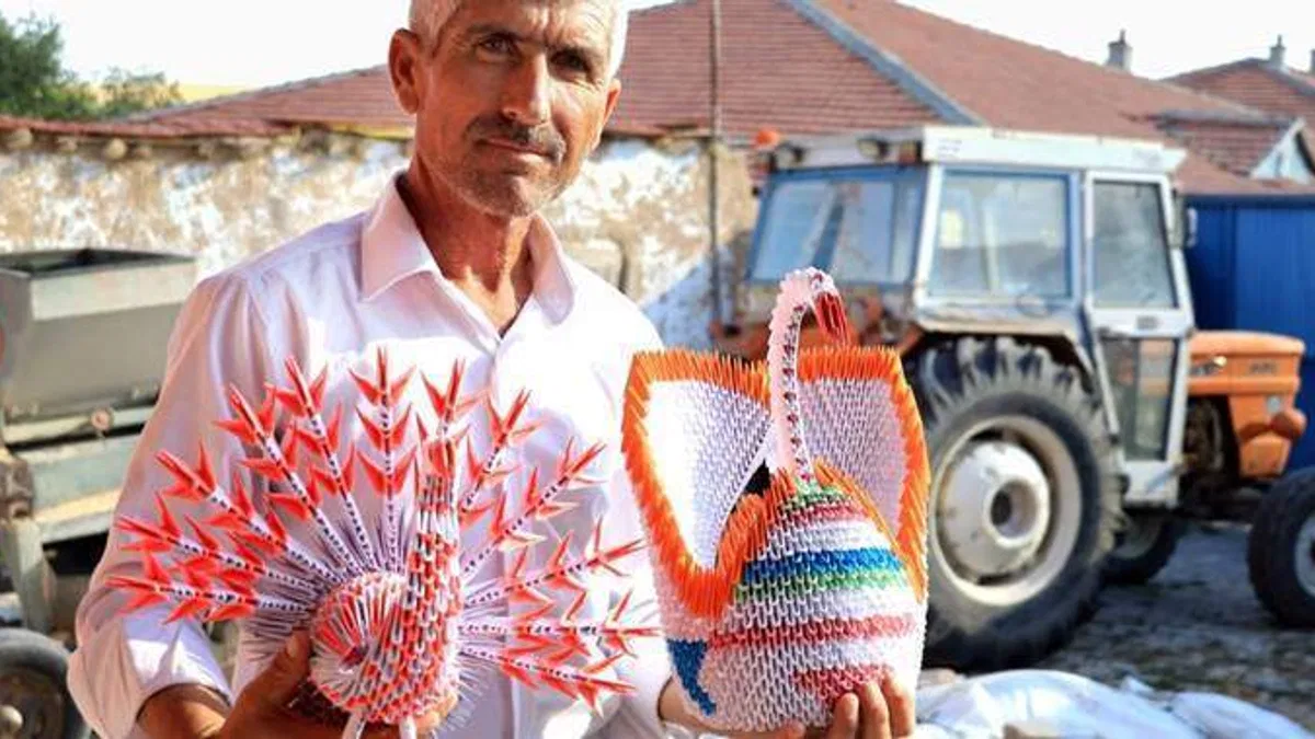 Tarlada yoğun geçen günün yorgunluğunu kağıt katlama sanatıyla atıyor