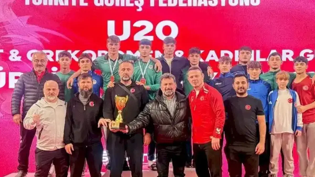 Sakarya Büyükşehirli güreşçilerden Ankara’da madalya yağmuru