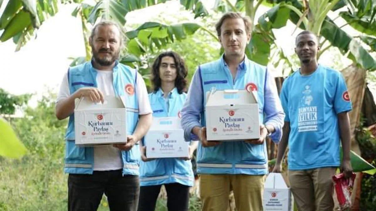 Diriliş Ertuğrul dizisi oyuncuları Tanzanya ve Zanzibar'da kurban eti dağıttı