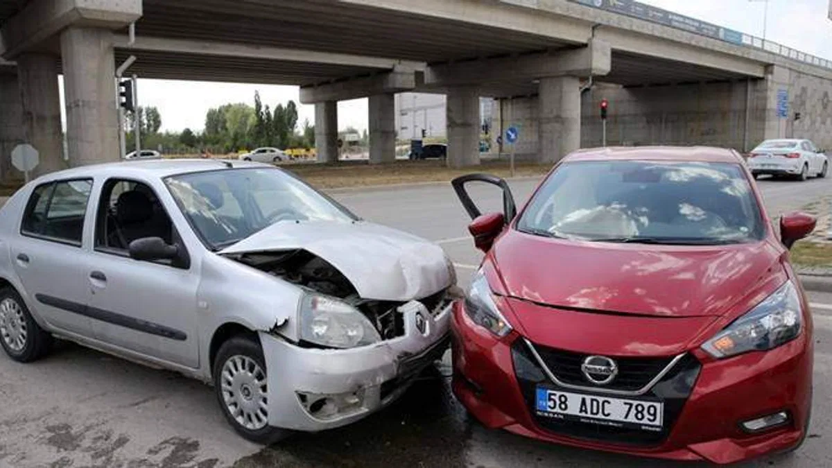 Sivas'ta otomobillerin çarpıştığı kazada 2 kişi yaralandı