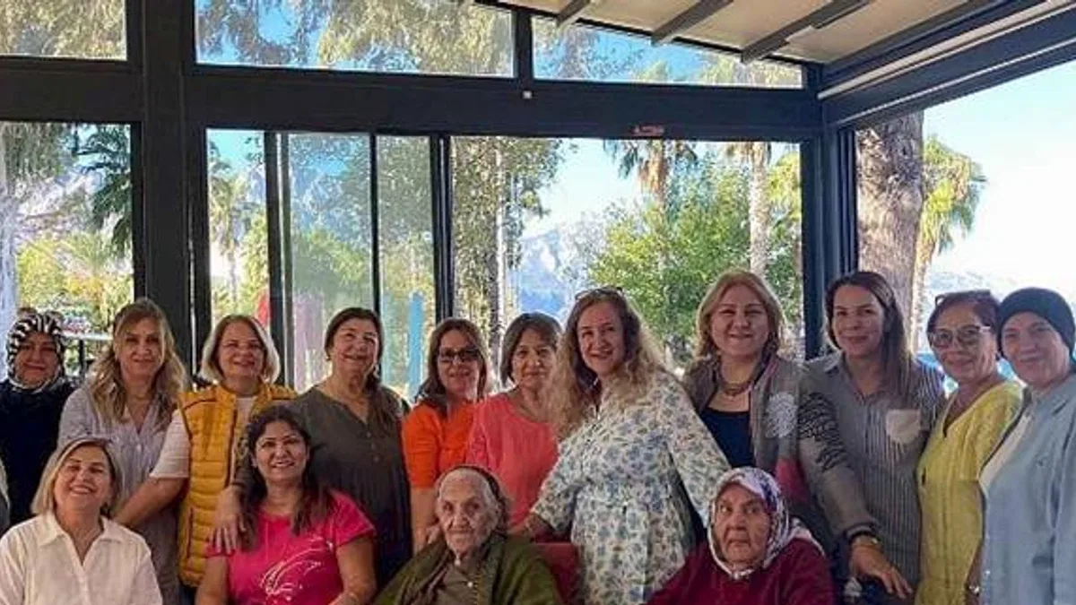 Kemer'in çınarları Deniz Kafe'de buluştu