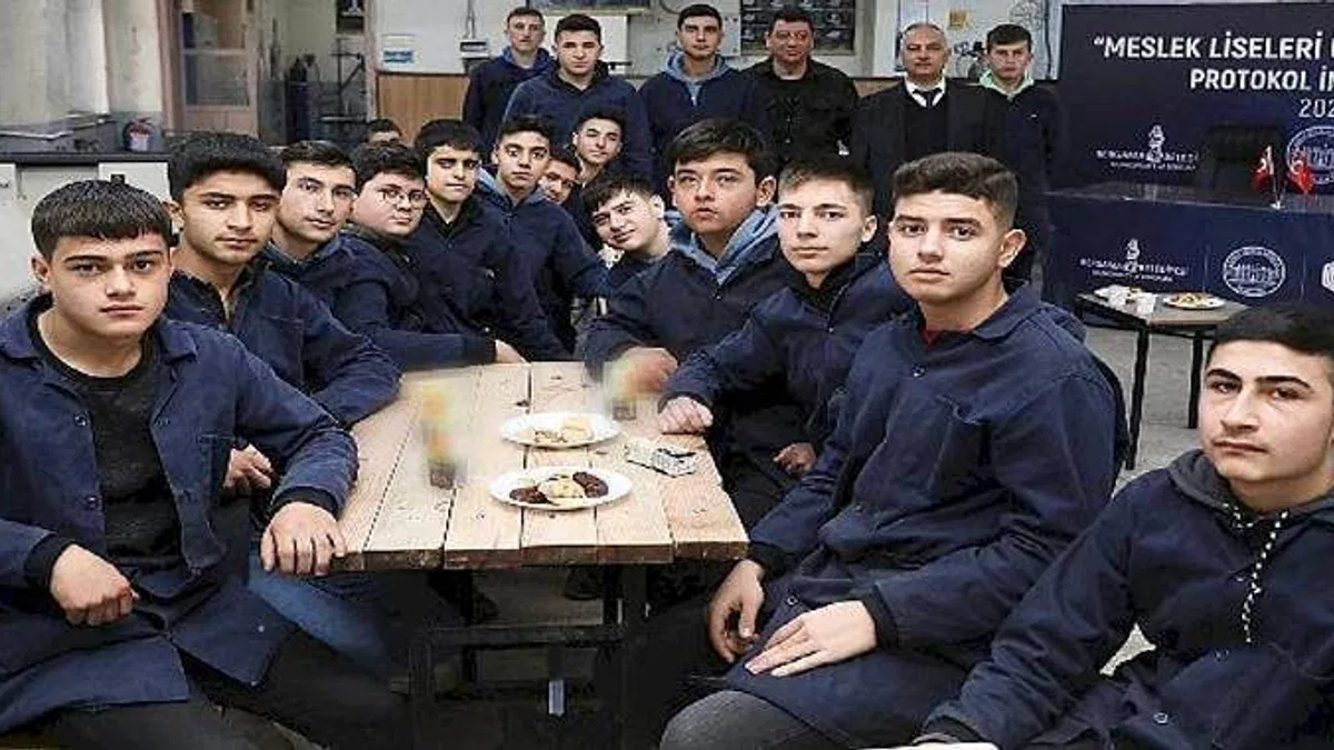 Bergama'nın parklarını öğrencilerin yaptığı banklar süsleyecek