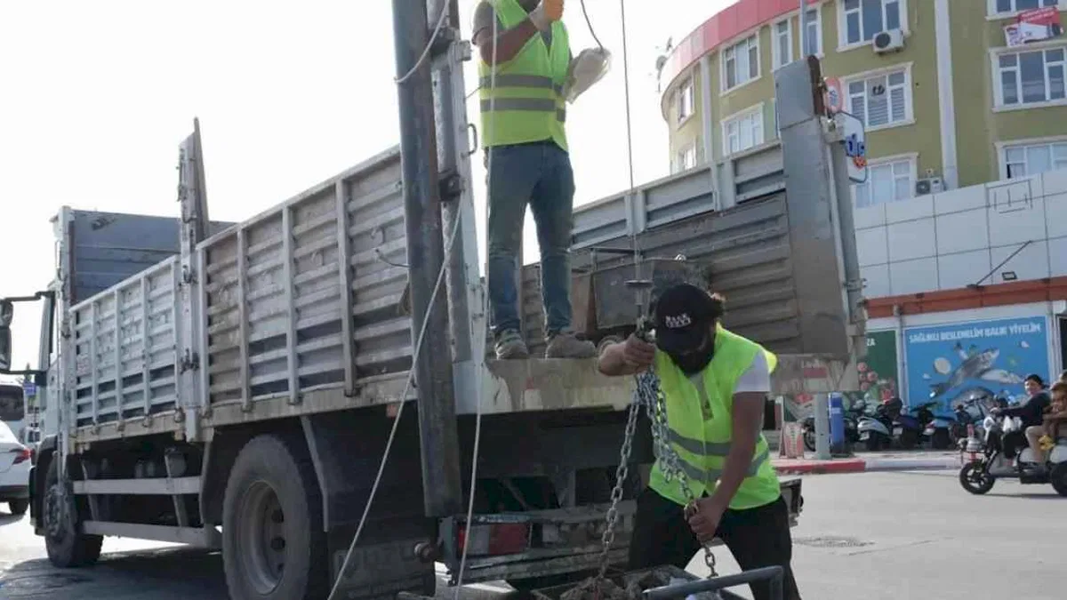 Antalya’da yağmur suyu hatları temizleniyor