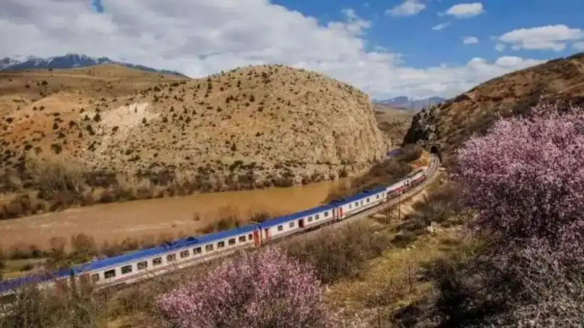 Turistik Tatvan treni sefere çıkıyor