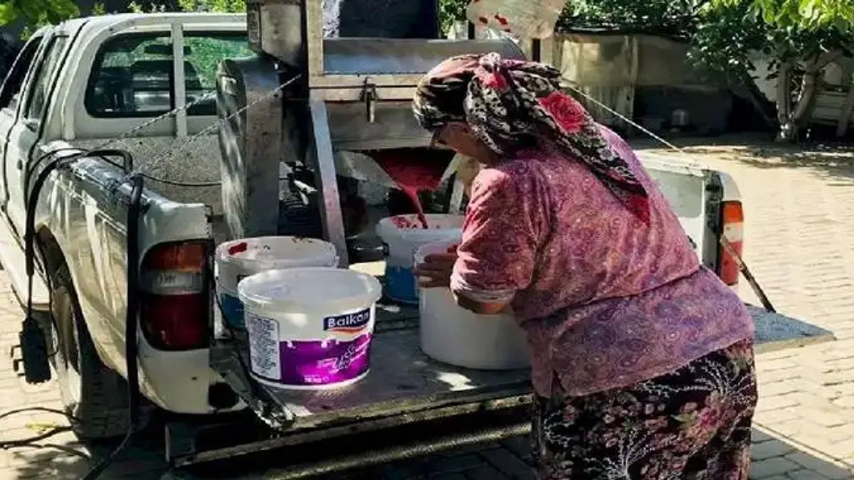 İzmir Efes'te salça makinesi mahalleleri geziyor