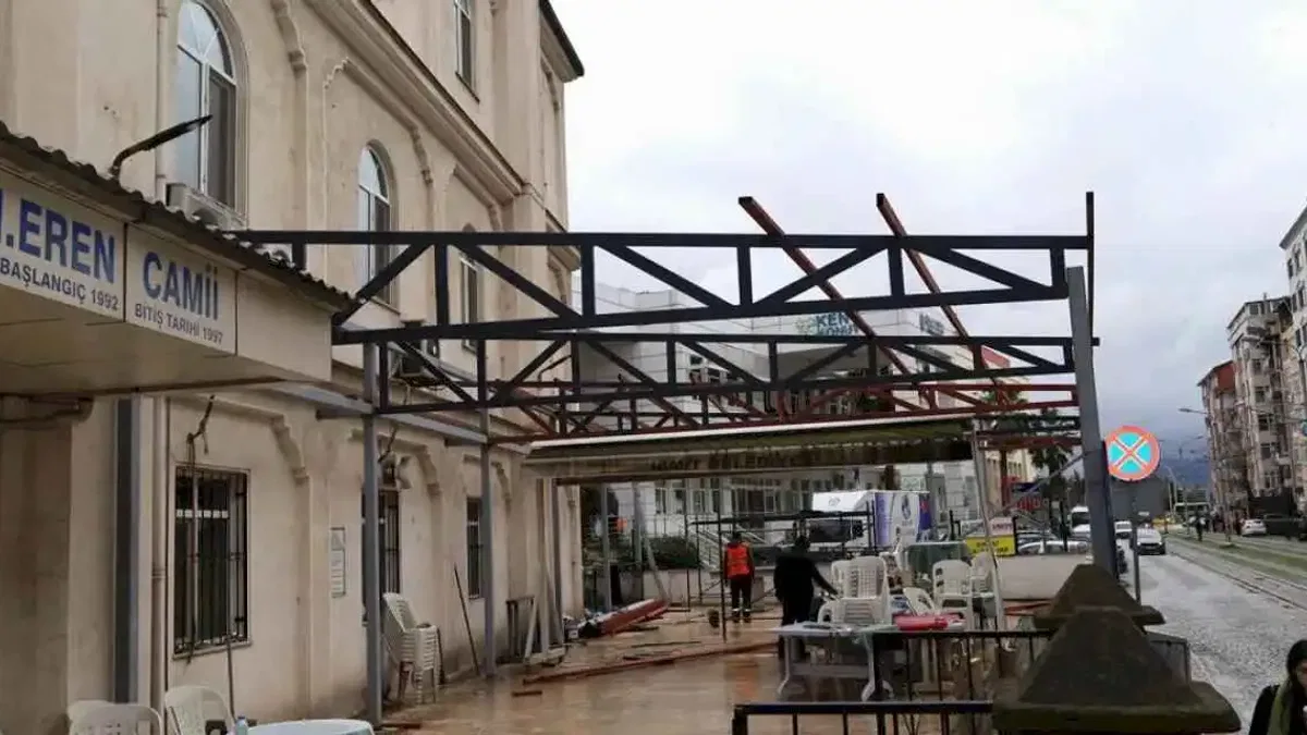 Kocaeli İzmit Eren Camii'ne yeni sundurma