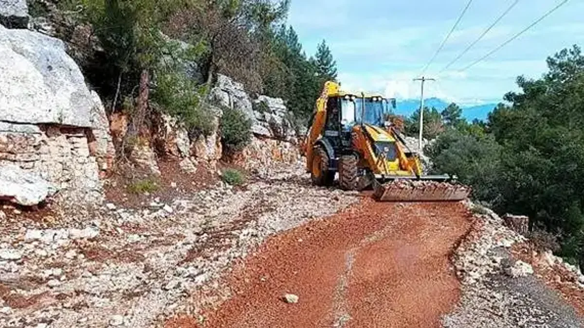 Finike'de taş ve mıcırla kaplanan yol temizlendi