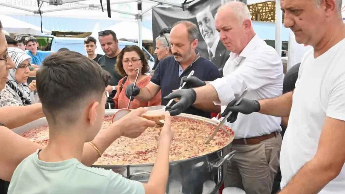 Manisa’da geleneksel aşure dağıtımı devam ediyor
