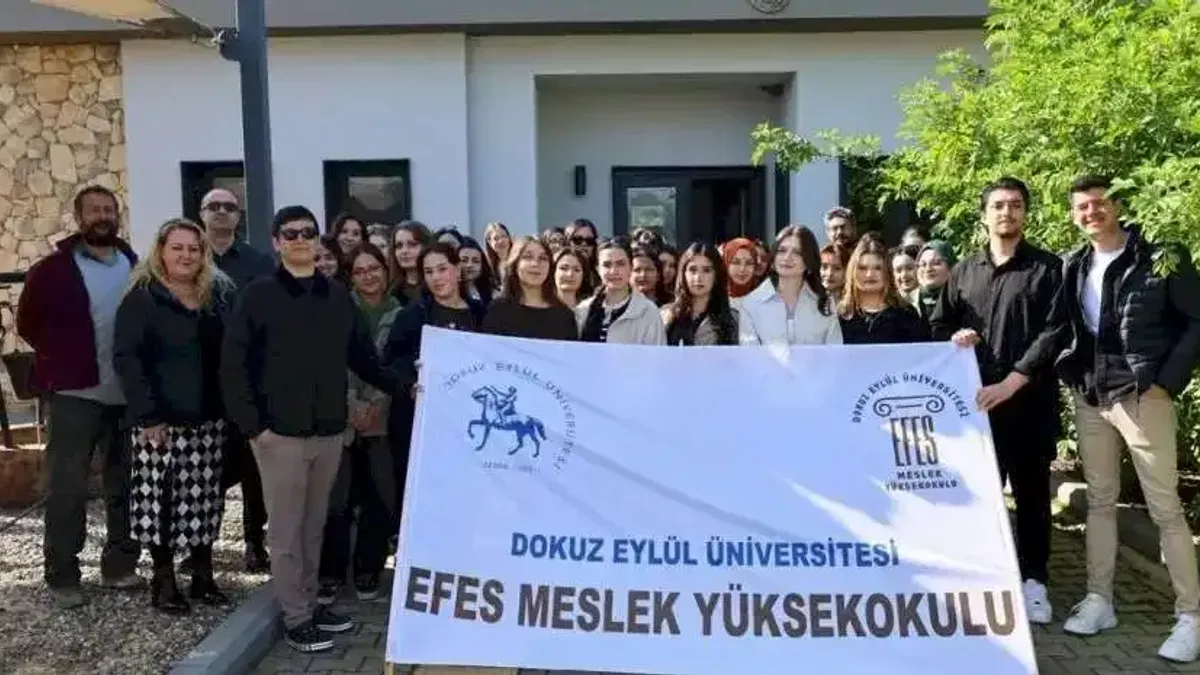 Gençler kariyerleri için Efes Tarlası Yaşam Köyü'nde buluştu