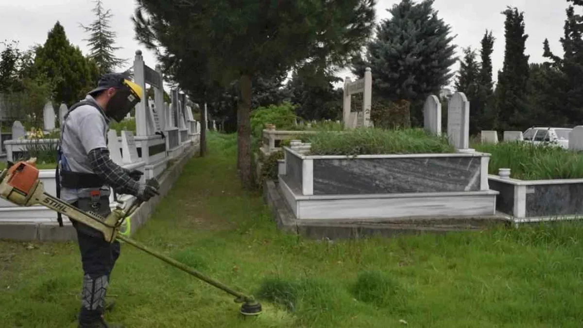 Bursa mezarlıklarında bayram hazırlığı