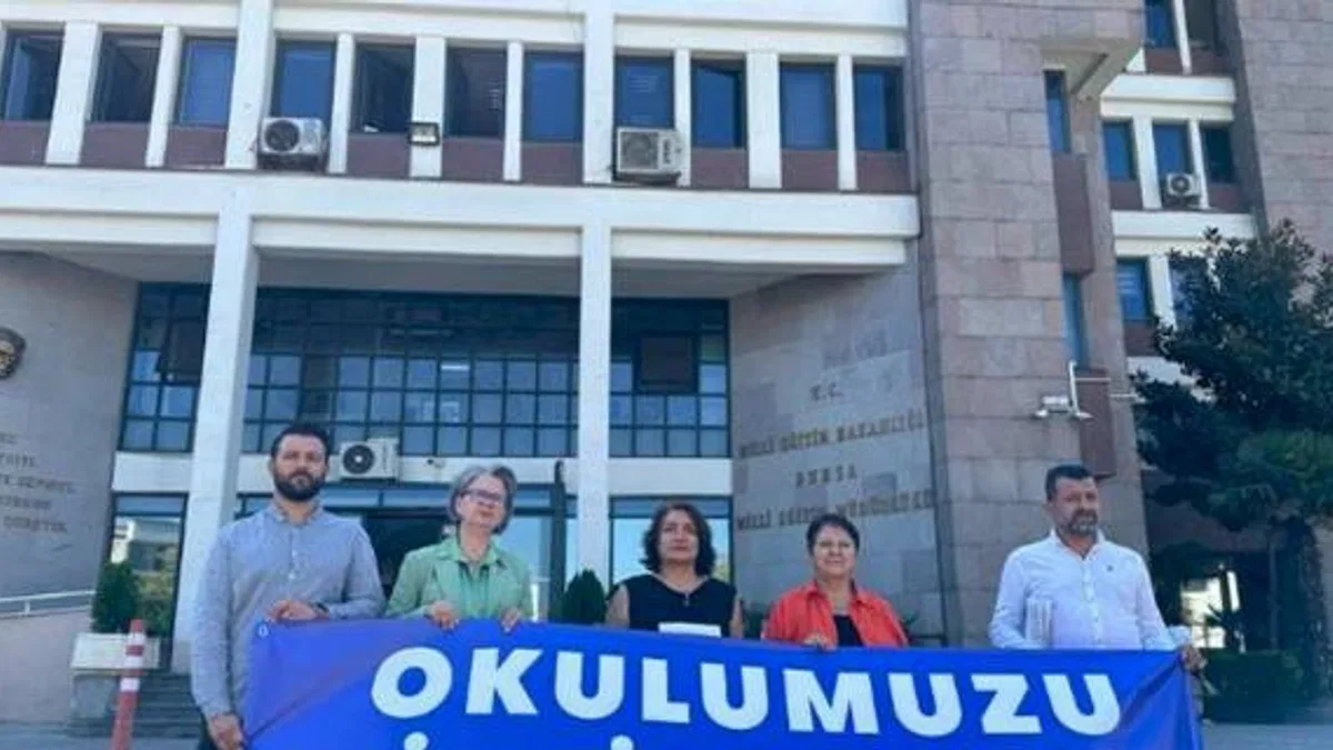 Bursa Nilüfer'de 6 mahalle Milli Eğitim önünde pankart açtı!