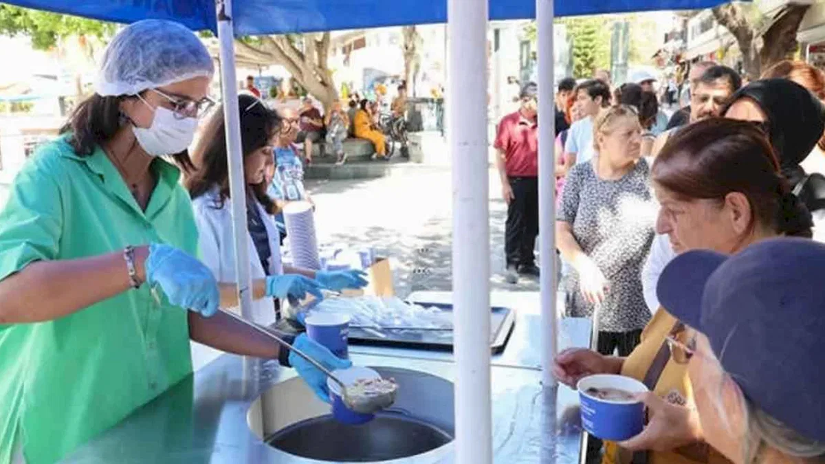 Antalya Büyükşehir Belediyesi geleneksel aşure ikramlarına başladı