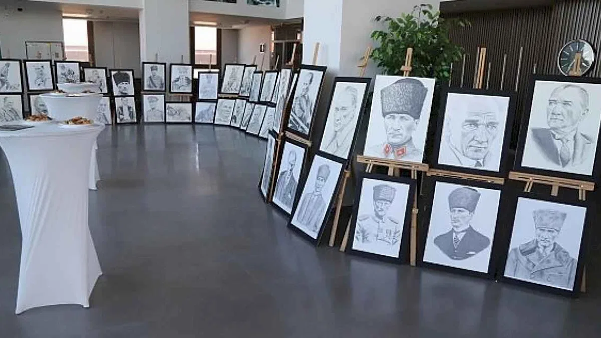 Dikili'de "Sarı Saçlı Mavi Gözlüm" konulu sergiye yoğun ilgi