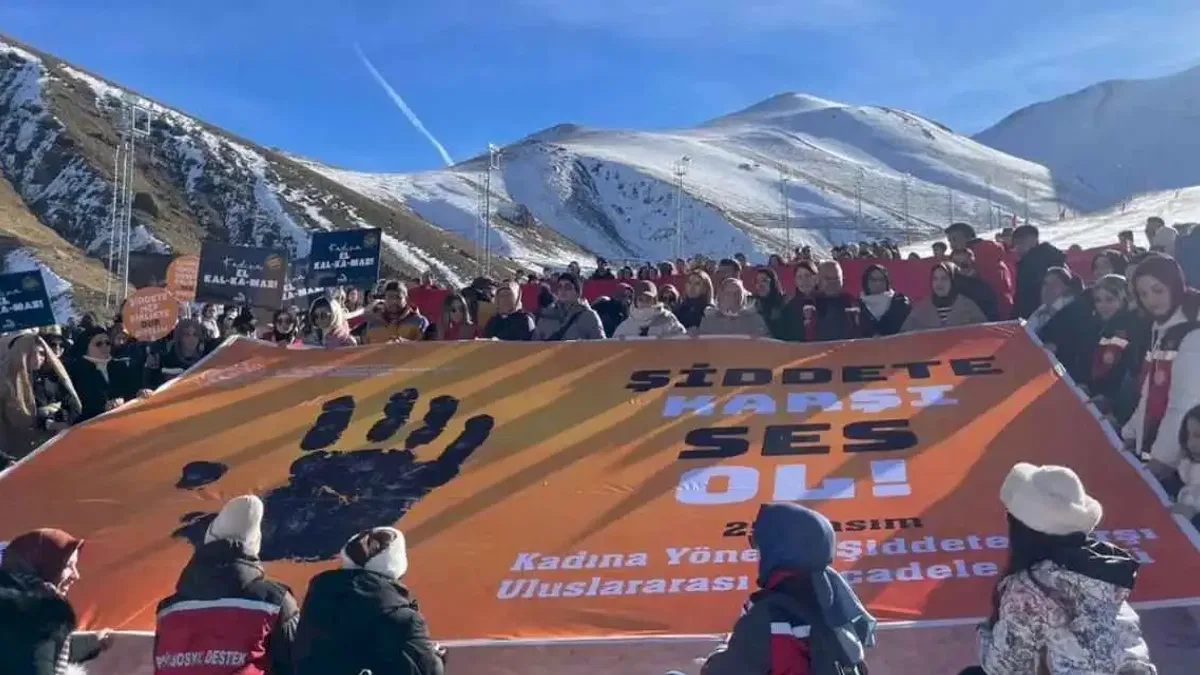 Palandöken’de 'Şiddete Karşı Tek Yürek'... Kadınlar ön saflarda yürüdü
