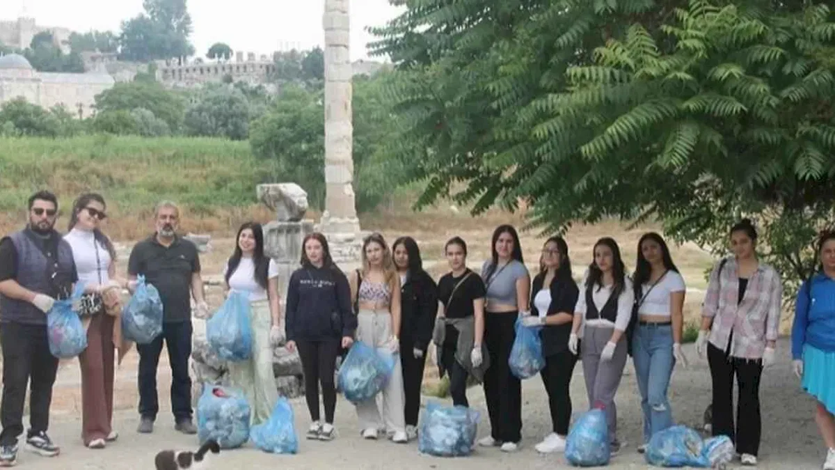 İzmir Efes MYO'dan kültürel miras alanında temizlik