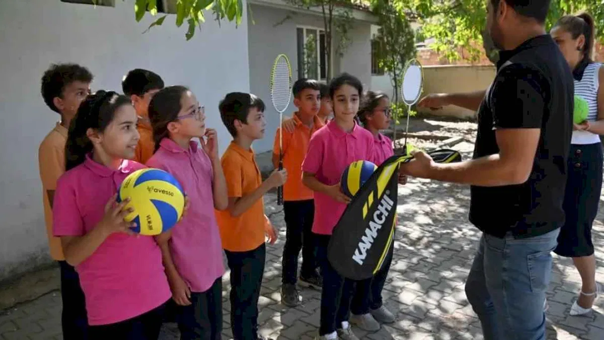 Manisa'da öğrencilere spor malzeme desteği