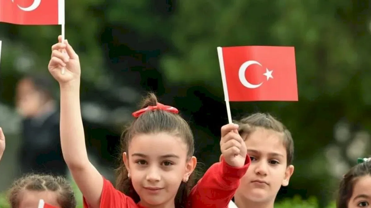 Eğitim 'Bayrak Sevgisi' temasıyla başladı
