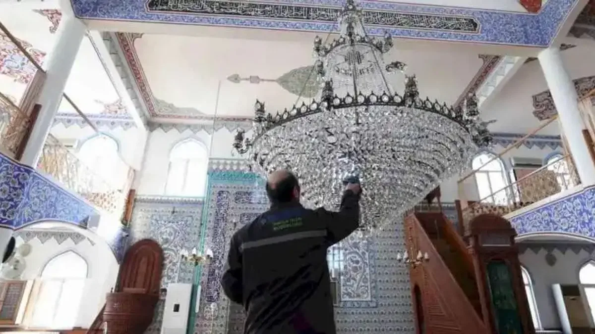 İstanbul camileri dip köşe temizlendi