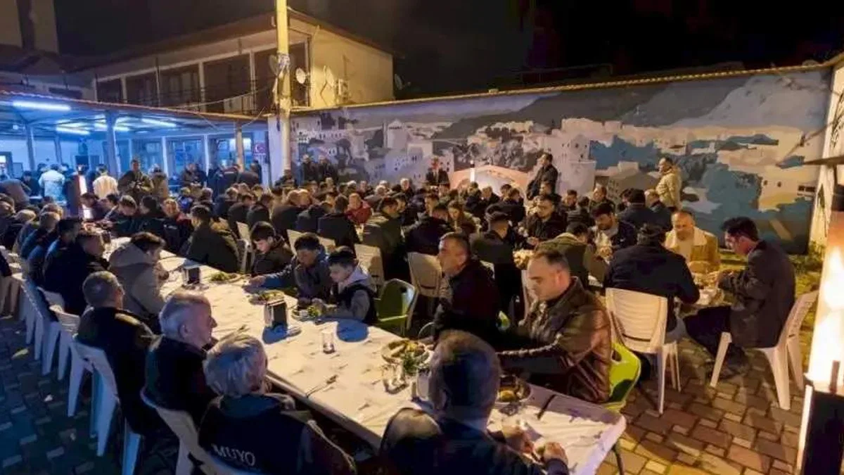 Başkan Tugay Kemalpaşalılarla sahur sofrasında buluştu