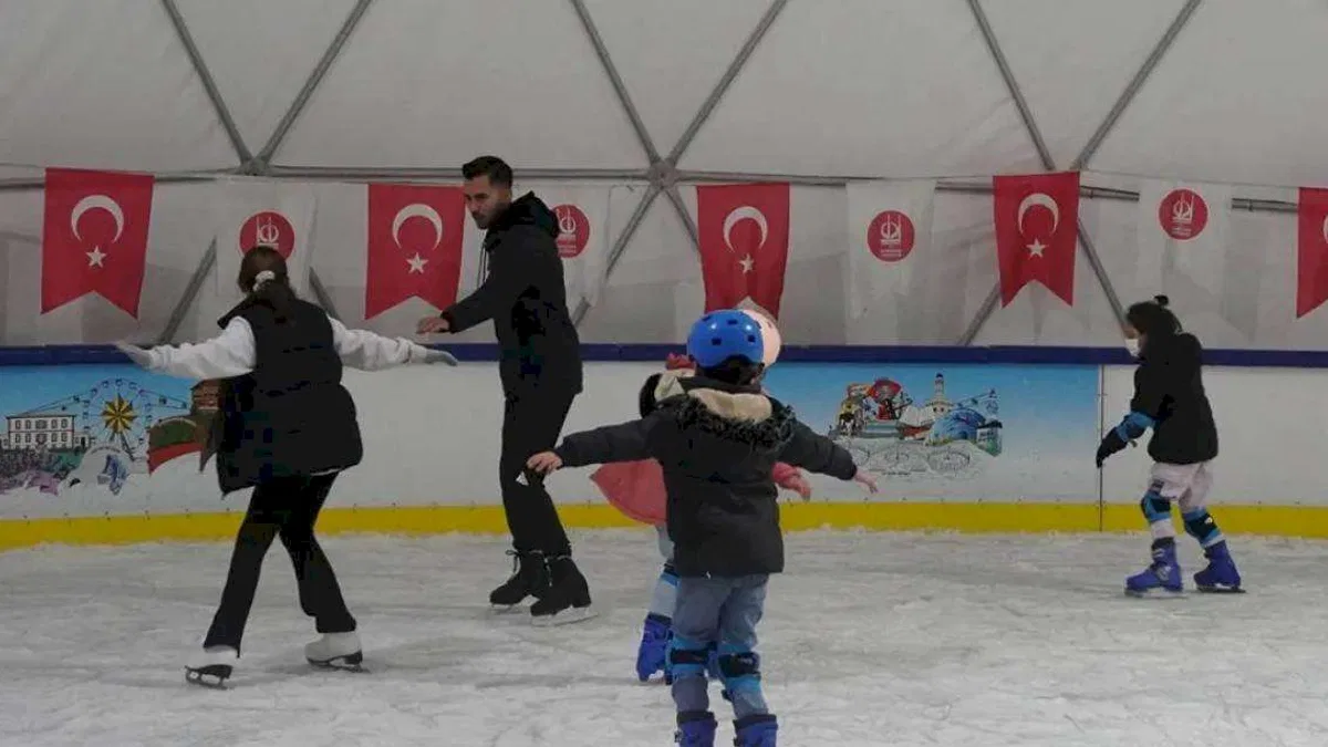 Ankara Keçiören'de ücretsiz buz pateni pistine yoğun ilgi