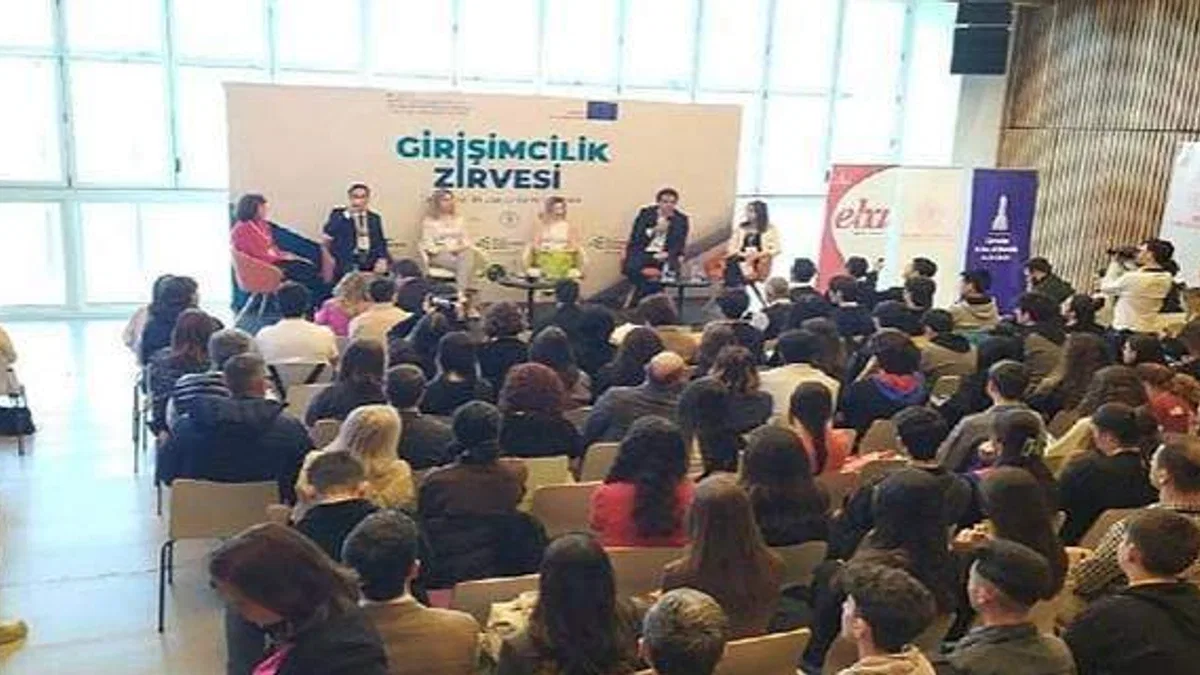 İzmir'de Türkiye'nin İlk "Lise Girişimcilik Zirvesi" Gerçekleştirildi