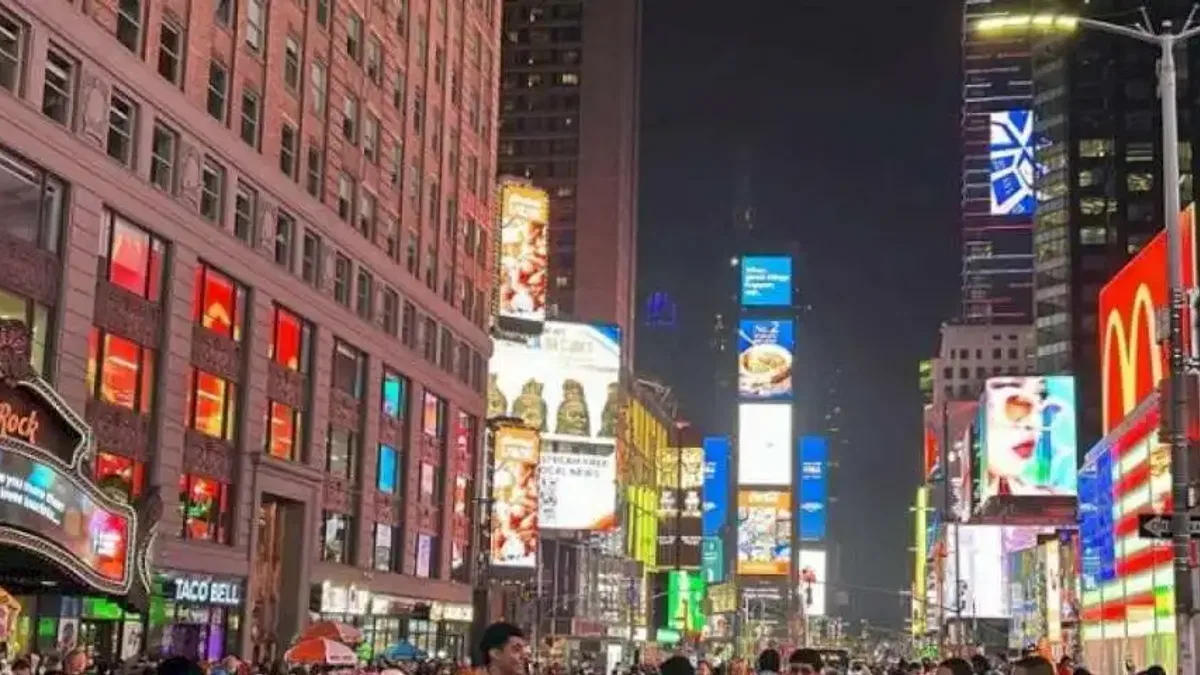 ABD’de Noel coşkusu... Sokaklarda adım atacak yer kalmadı