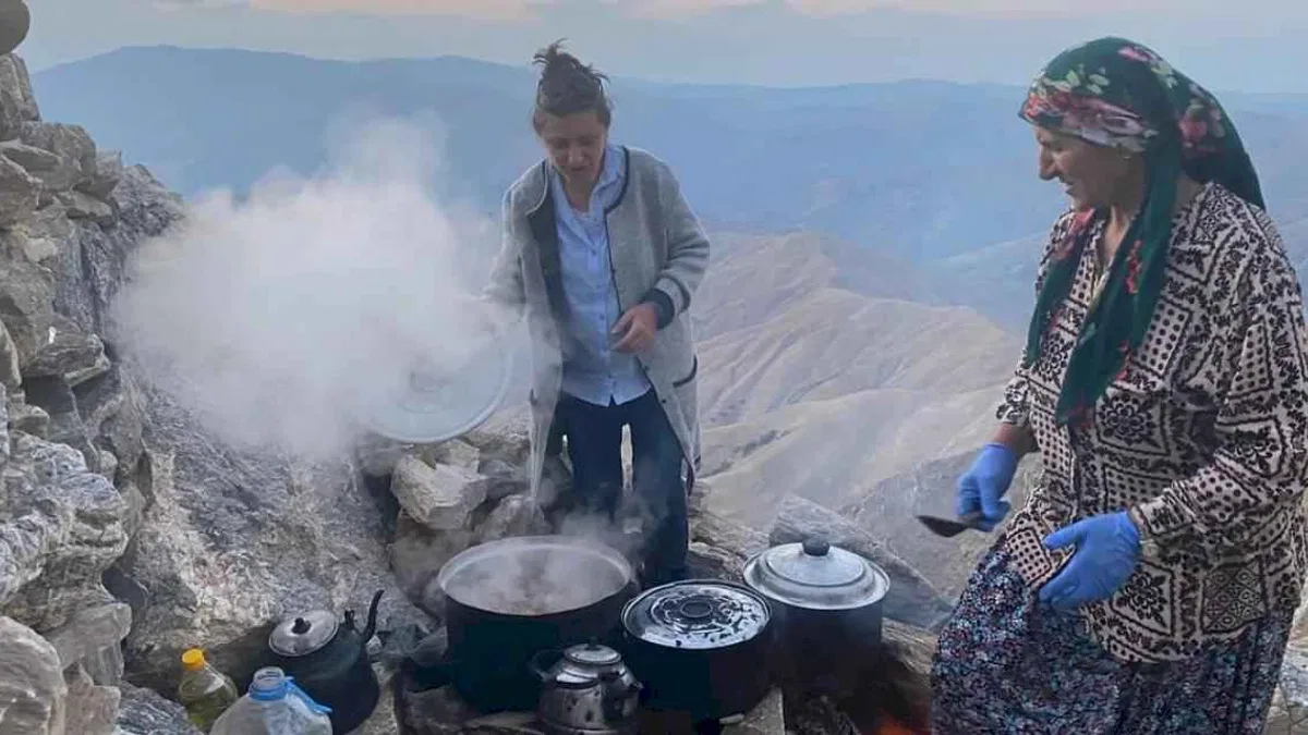 Sason’lu  Ermeniler Mereto zirvesinde mum yakıp dua etti