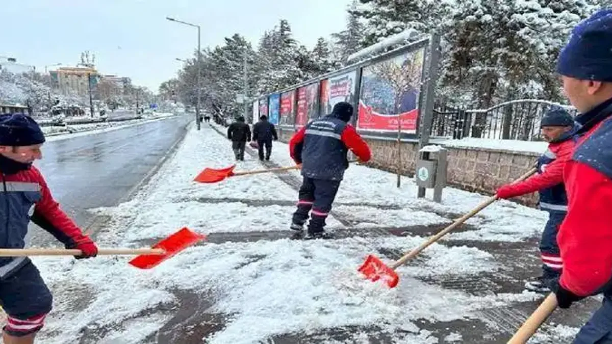Nevşehir Belediyesi'nden kar mesaisi