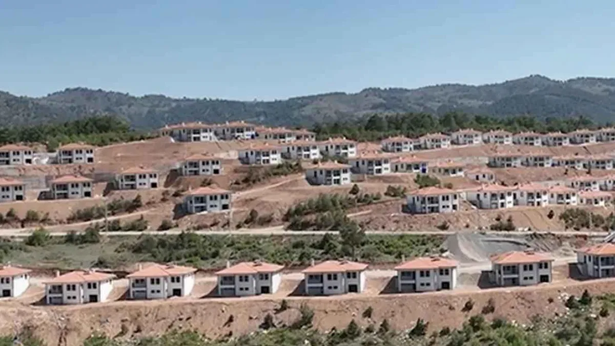 Afet bölgesinin iki katlı köy evleri tamamlandı