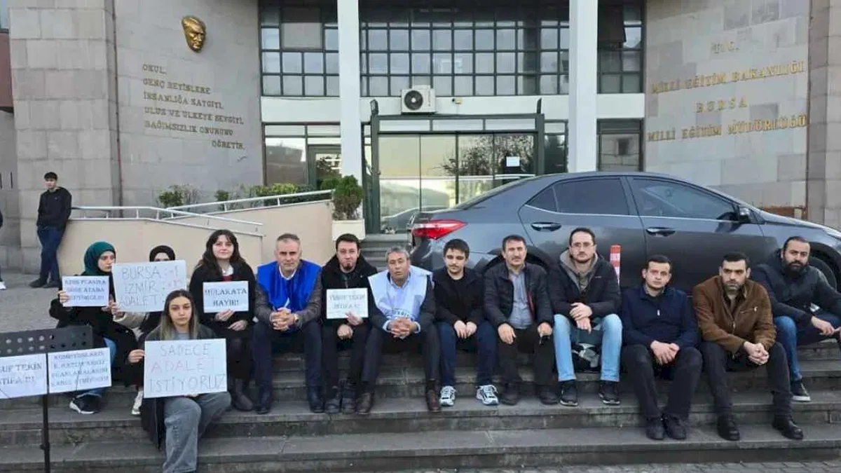 Bursa'da mülakat mağduru öğretmenlerden Milli Eğitim önünde eylem