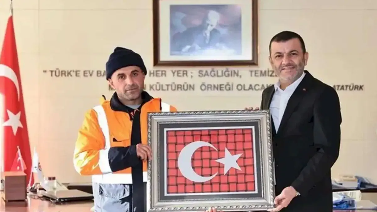 Denizli’de Büyükşehir personelinden alkışlanacak bayrak hassasiyeti