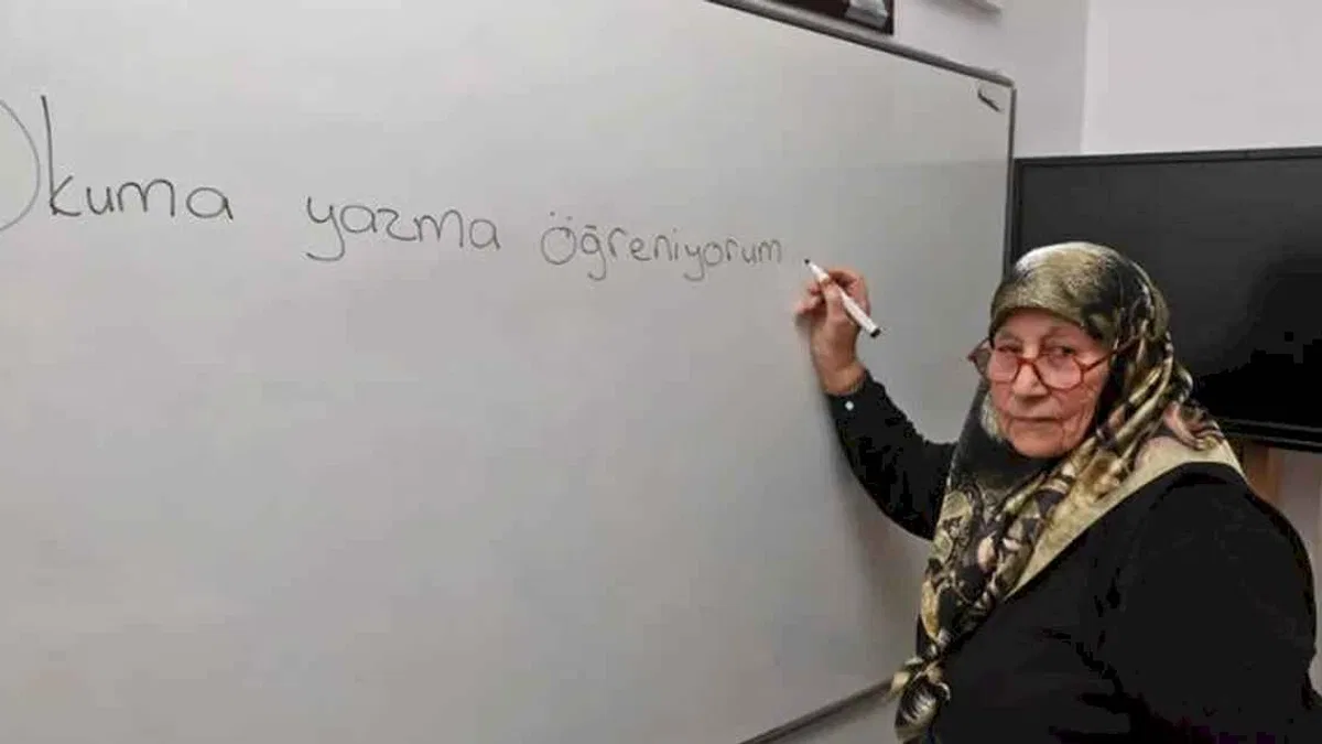 84 yaşındaki Ayşe Nine okuma yazmayı ATASEM'de öğreniyor