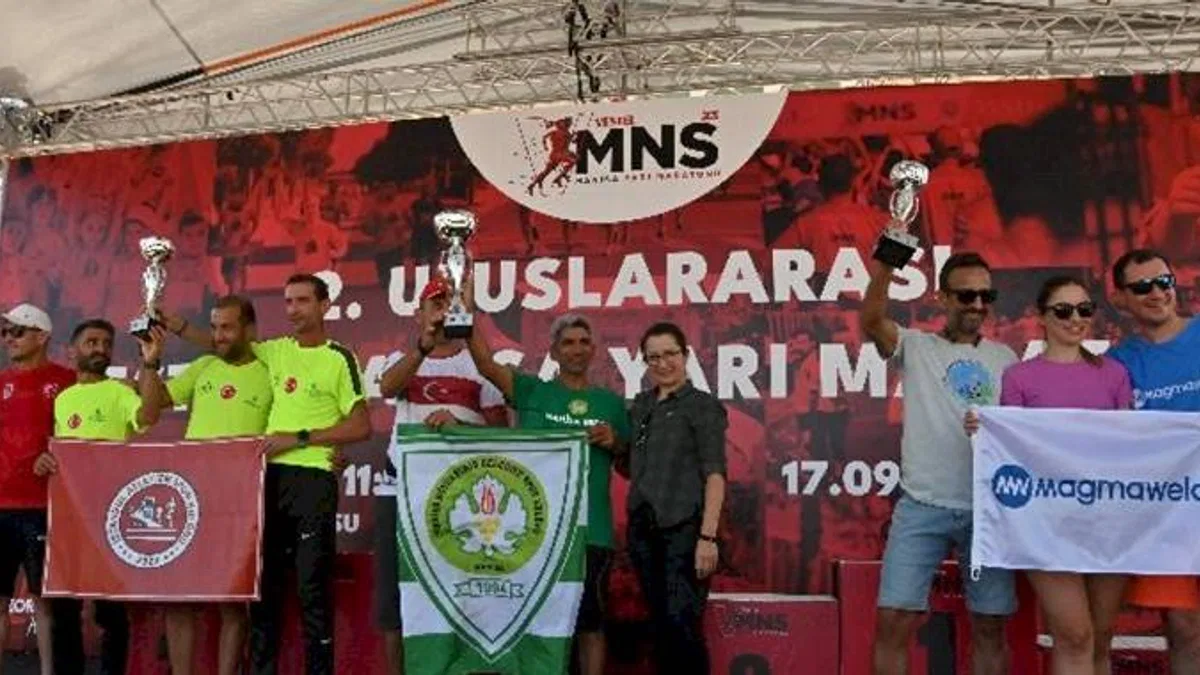 Manisalı atletler uluslararası maratonda kupa kaldırdı