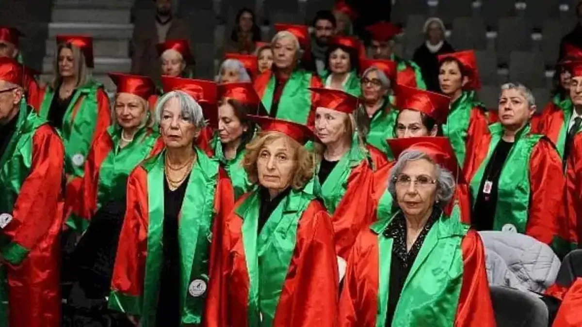 Karşıyaka'da 3. Yaş Üniversitesi'nde mezuniyet coşkusu!
