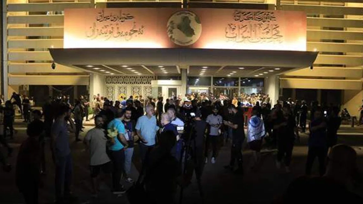 Sadr yanlılarının eylemleri nedeniyle Irak Meclisi'nde oturumlar askıya alındı
