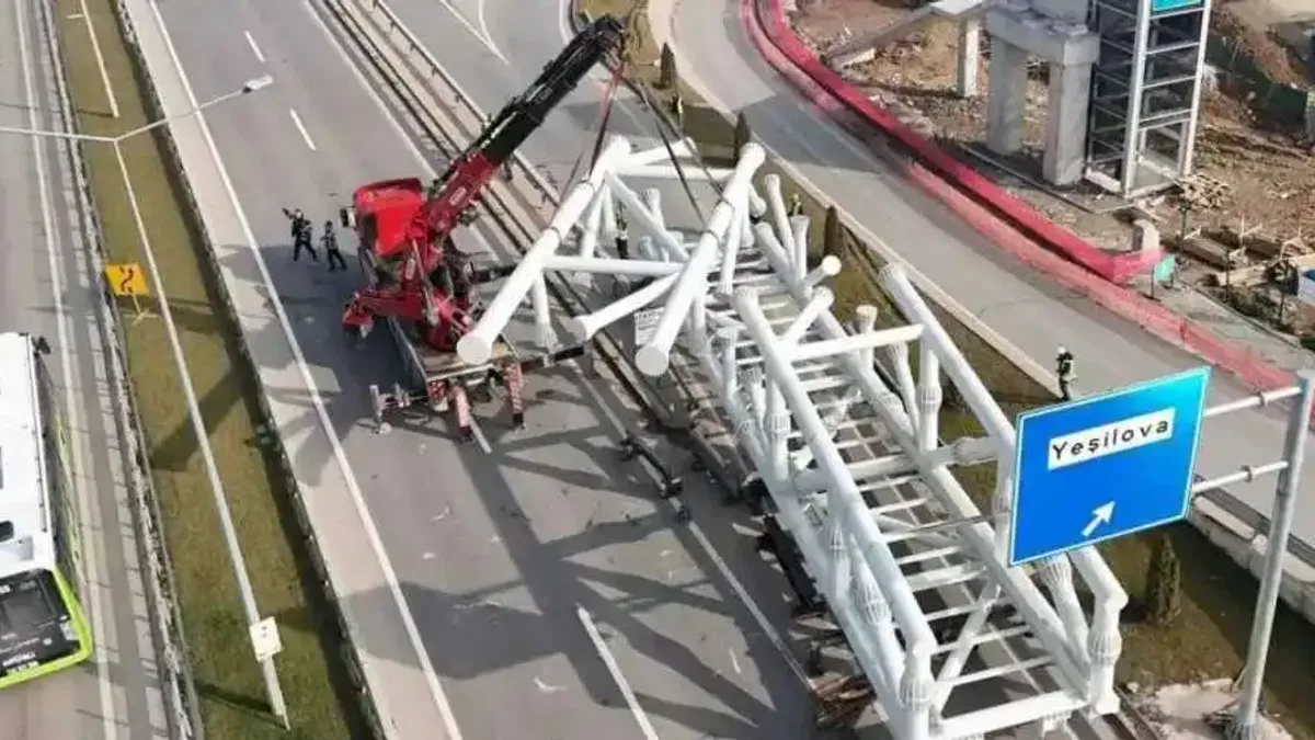 Kocaeli'de Solaklar Kavşağı’nda 120 tonluk dev montaj