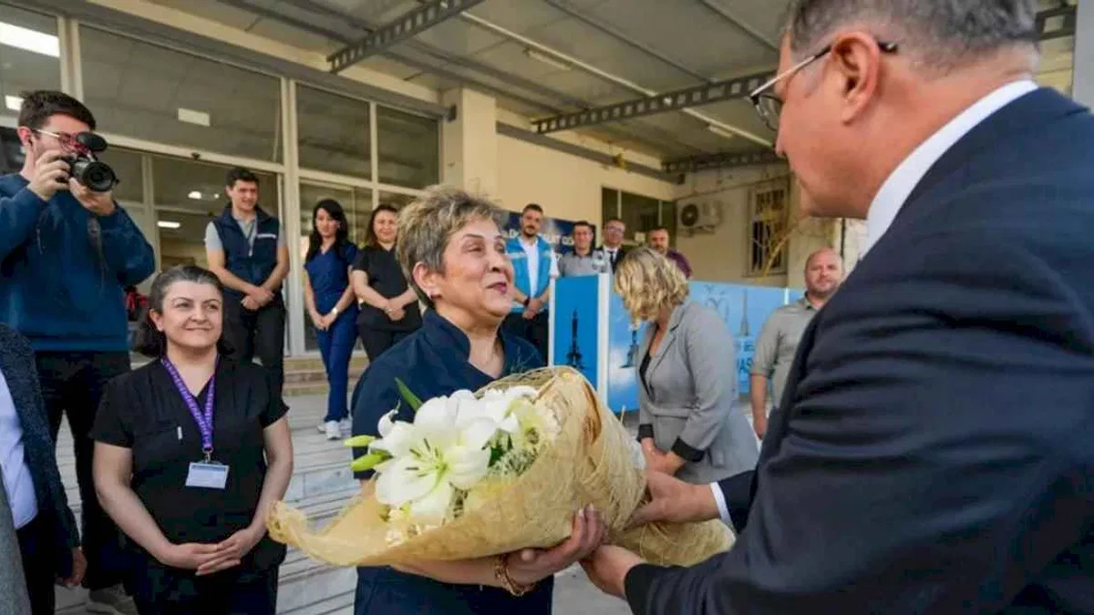 İzmir'de Başkan Tugay’ı duygulandıran hediye