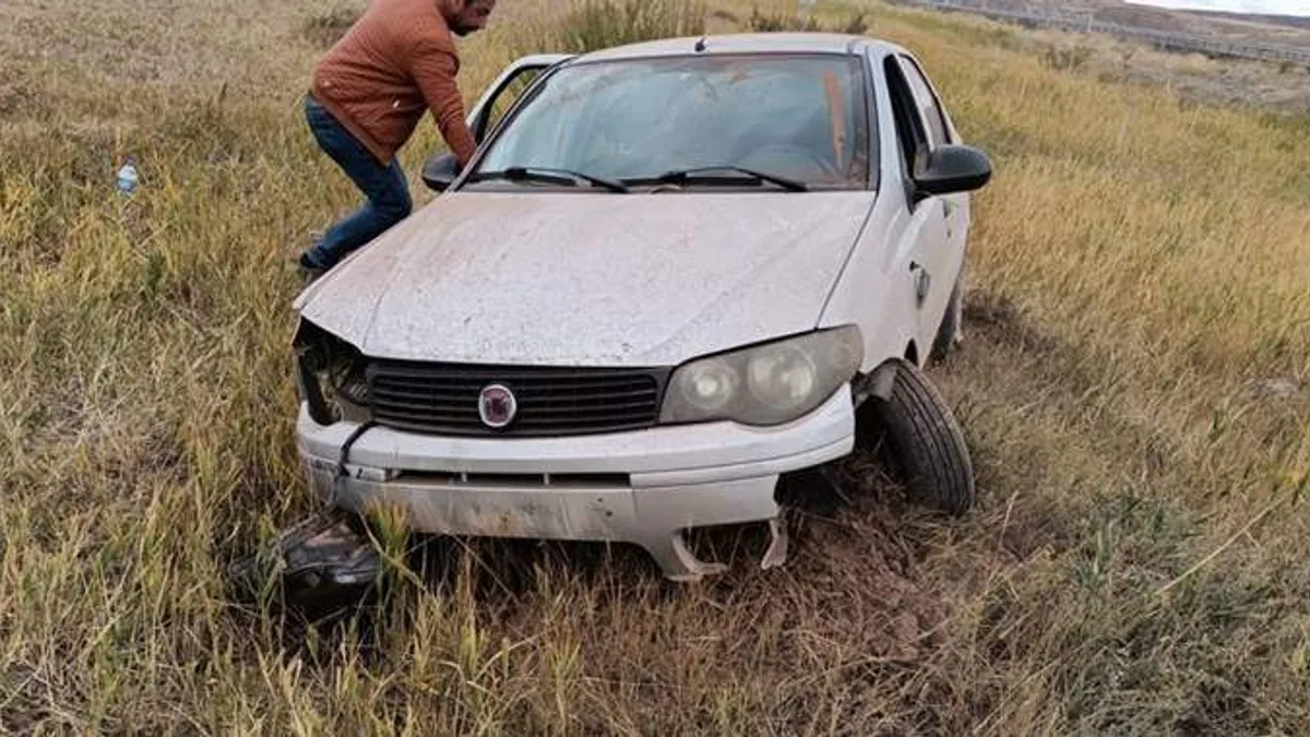 Sivas'ta şarampole devrilen otomobildeki 3 kişi yaralandı