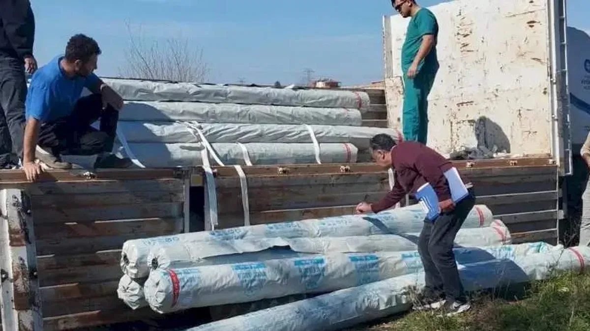 Antalya'da hortumdan zarar gören üreticilere sera naylonu dağıtıldı