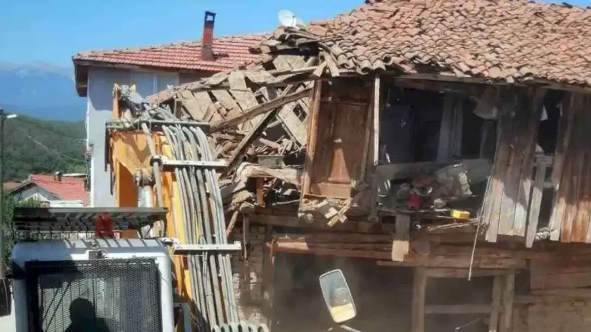 Bursa Osmangazi'de tehlikeli metruklara yıkım