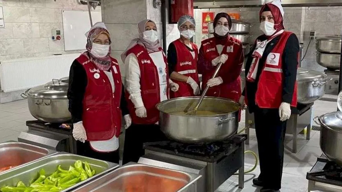 Erzurum'da üniversite öğrencilerine 'anne eli' iftar