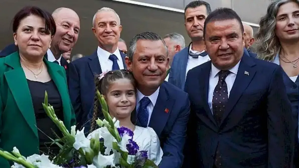 CHP Genel Başkanı Özgür Özel Antalya Büyükşehir Belediyesi'ni ziyaret etti