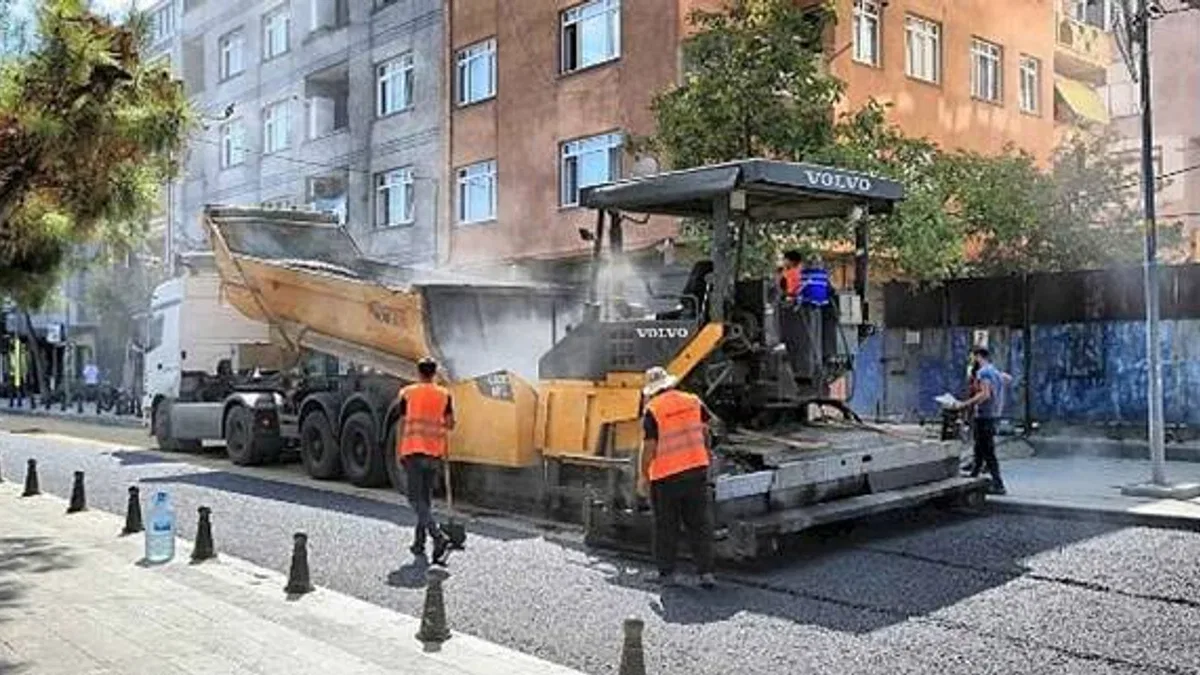 Bayrampaşa'da yol ve kaldırımlar yenileniyor, ulaşım kolaylaşıyor