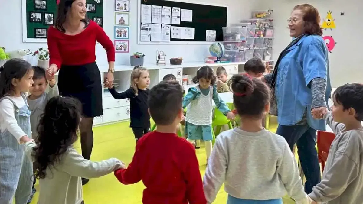 Antalya Muratpaşa'da emekli öğretmenlerden miniklere sürpriz