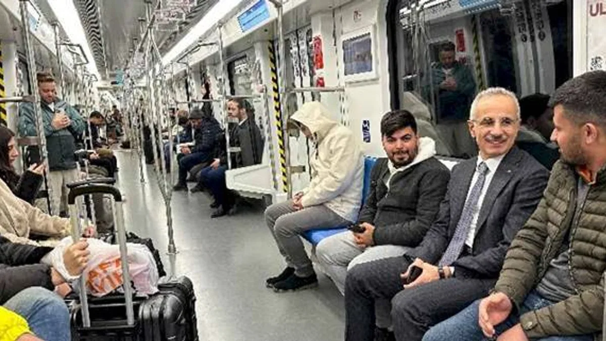 Bakan Uraloğlu Ankara uçağına metroyla ulaştı